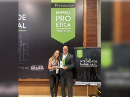 Clarice Coutinho e Eder Faria na cerimônia de entrega do prêmio/ Foto: Divulgação