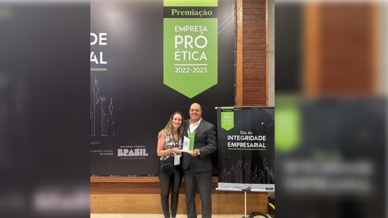 Clarice Coutinho e Eder Faria na cerimônia de entrega do prêmio/ Foto: Divulgação