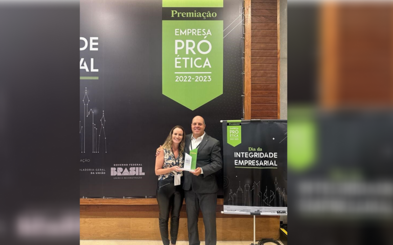 Clarice Coutinho e Eder Faria na cerimônia de entrega do prêmio/ Foto: Divulgação