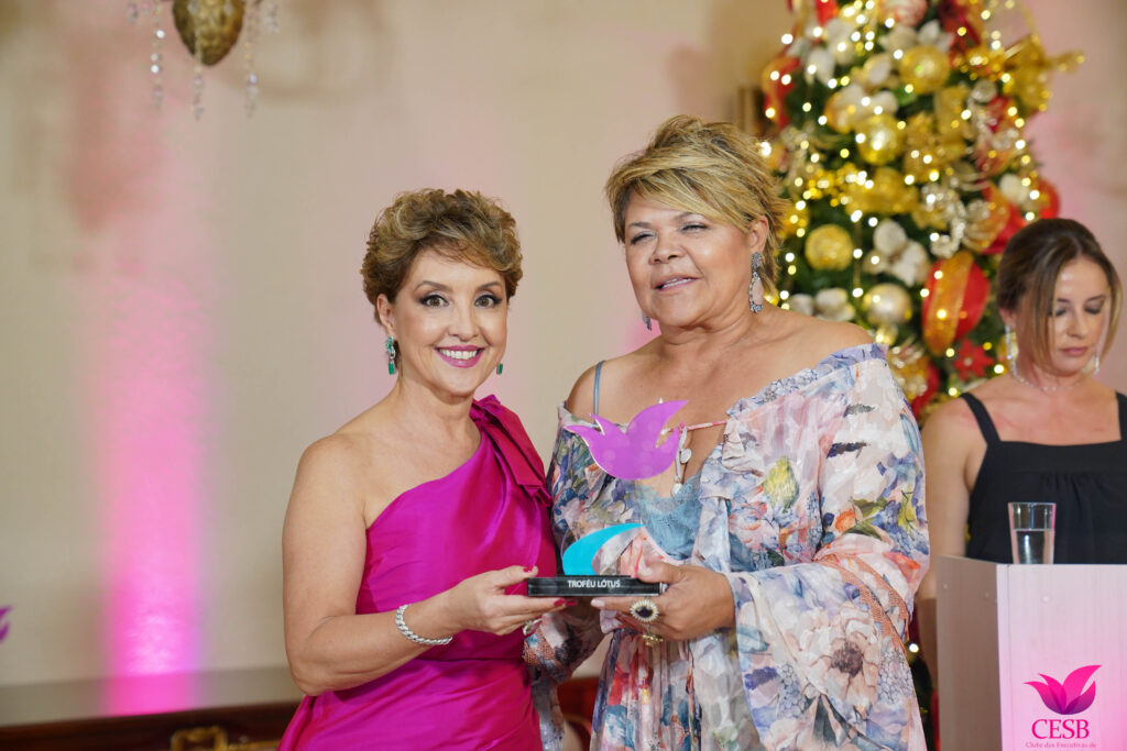 Regina Lacerda (Presidente do CESB) entrega Troféu Lótus 2023 para a RM7 Seguros / Foto: Notus Digital / CESB / Divulgação