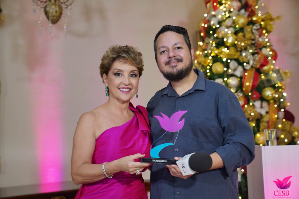 Regina Lacerda (Presidente do CESB) entrega Troféu Lótus 2023 ao Universo do Seguro, representado por seu fundador, William Anthony / Foto: Notus Digital / CESB / Divulgação