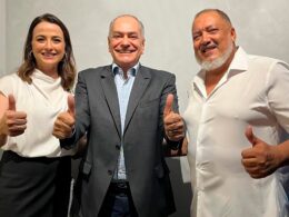 Taísa Castagnari e Mauro Archanjo, sócios da Marchan Assessoria. Ao centro, Valmir Rodrigues, diretor da American Life / Foto: Divulgação