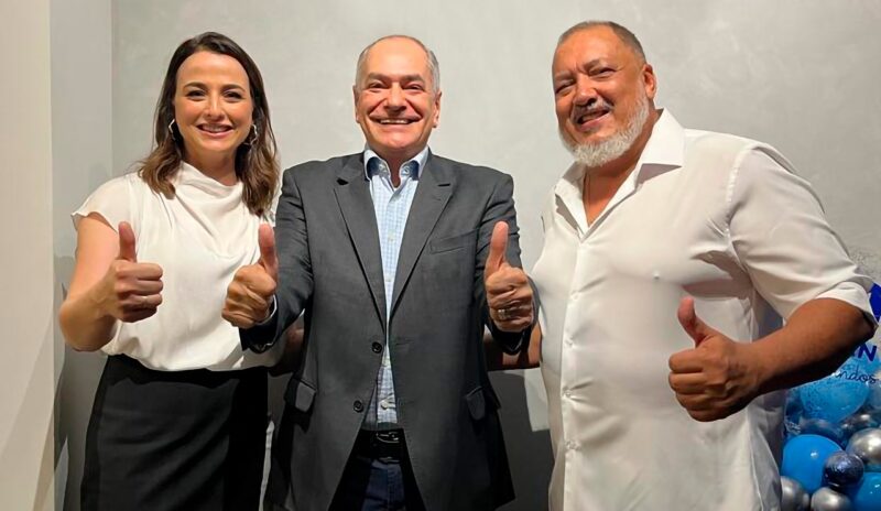 Taísa Castagnari e Mauro Archanjo, sócios da Marchan Assessoria. Ao centro, Valmir Rodrigues, diretor da American Life / Foto: Divulgação