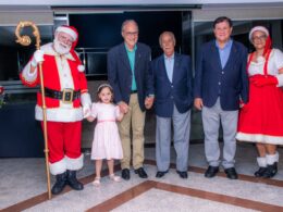 Os membros da diretoria com a netinha do reitor, Luísa, receberam Papai e Mamãe Noel / Foto: Dalvino Santino / Divulgação