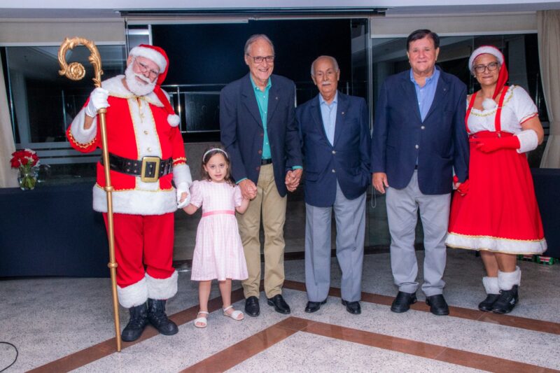 Os membros da diretoria com a netinha do reitor, Luísa, receberam Papai e Mamãe Noel / Foto: Dalvino Santino / Divulgação