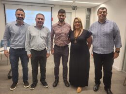 Da esquerda para a direita: Thiago Leite, gerente comercial, Abílio Riomayor Ferreira, Superintendente Comercial Sucursal Rio Centro, Emanuel Paiva Nascimento, Superintendente Regional RJ/MG/ES todos da Bradesco Auto/Re; Fátima Monteiro, presidente do CCS-RJ e Marco Aurélio Marques, diretor do CCS-RJ. Foto: Divulgação