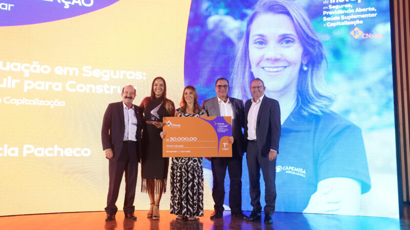 Jorge Andrade (Presidente da CAPEMISA), Vania Paz (consultora e co-autora do projeto), Patrícia Pacheco (autora do projeto e gerente de RH da CAPEMISA), Marcio Coutinho (Diretor de Capitalização da Capemisa) e Alexandre Vilardi (Vice-presidente Corporativo da Icatu)/ Foto: Divulgação