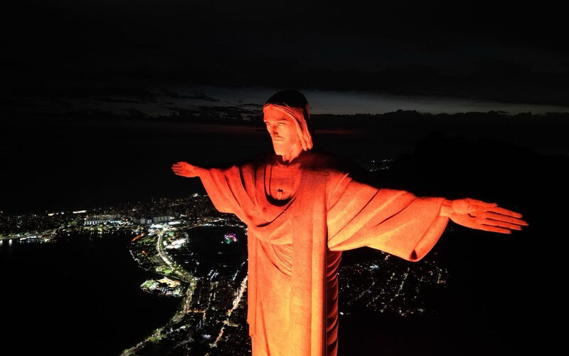 Cristo Redentor é iluminado em Laranja para homenagear 128 anos da SulAmérica/ Foto: Divulgação / SulAmérica