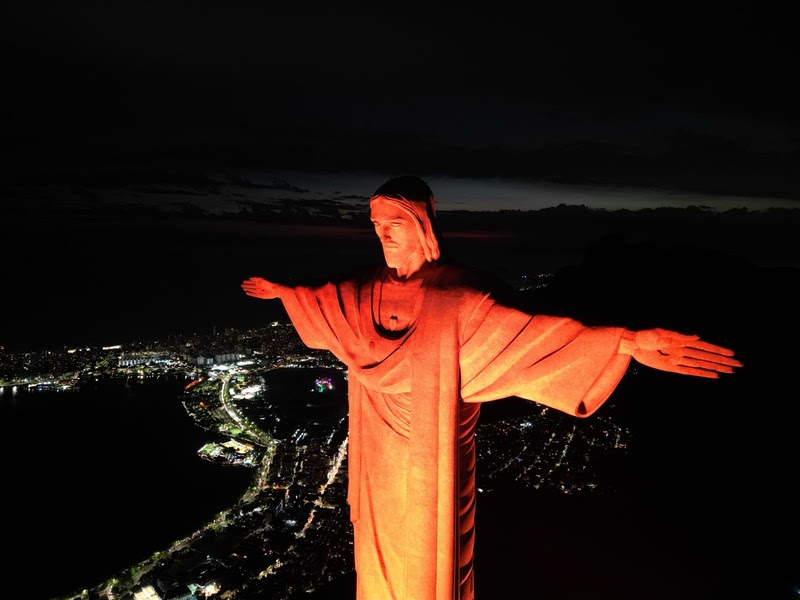 Cristo Redentor é iluminado em Laranja para homenagear 128 anos da SulAmérica/ Foto: Divulgação / SulAmérica