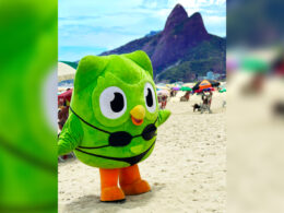 Duo, a coruja mascote do Duolingo, invade o verão do Rio para lembrar os alunos de fazerem as suas lições/ Foto: Divulgação