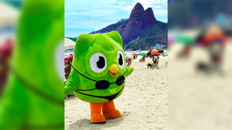 Duo, a coruja mascote do Duolingo, invade o verão do Rio para lembrar os alunos de fazerem as suas lições/ Foto: Divulgação