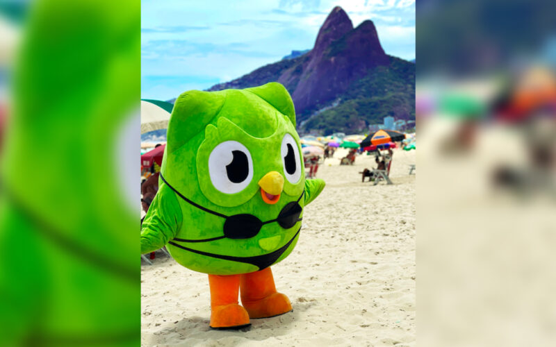 Duo, a coruja mascote do Duolingo, invade o verão do Rio para lembrar os alunos de fazerem as suas lições/ Foto: Divulgação