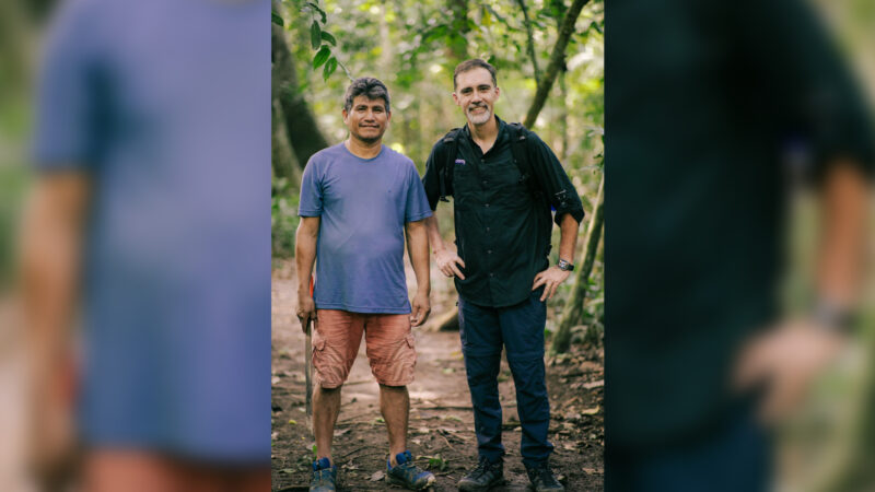 O aluno JJ Durand Torres e o instrutor Diego Davila na Amazônia peruana/ Foto: Divulgação/Udemy