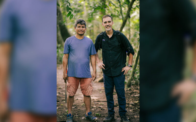 O aluno JJ Durand Torres e o instrutor Diego Davila na Amazônia peruana/ Foto: Divulgação/Udemy