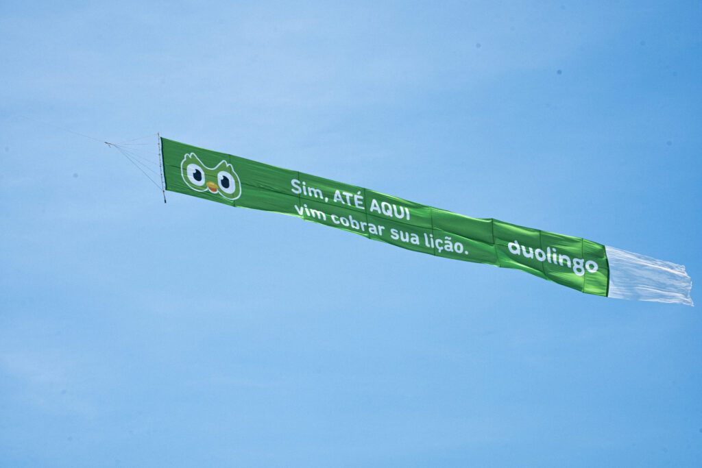 Duo, a coruja mascote do Duolingo, invade o verão do Rio para lembrar os alunos de fazerem as suas lições/ Foto: Divulgação