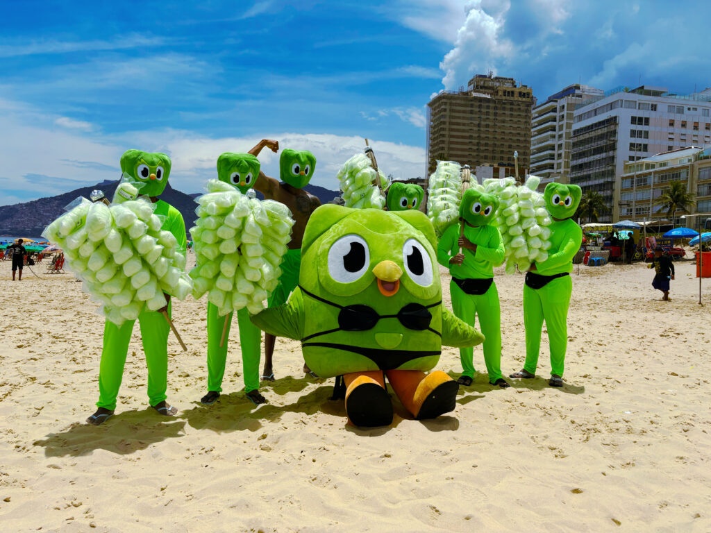 Duo, a coruja mascote do Duolingo, invade o verão do Rio para lembrar os alunos de fazerem as suas lições/ Foto: Divulgação