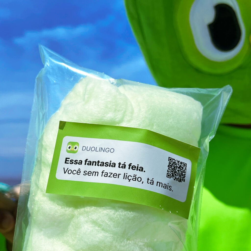 Duo, a coruja mascote do Duolingo, invade o verão do Rio para lembrar os alunos de fazerem as suas lições/ Foto: Divulgação