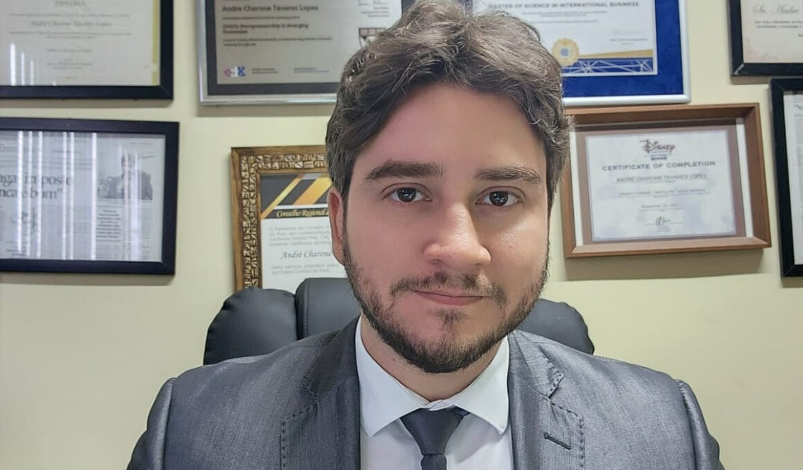 André Charone é contador, professor universitário, Mestre em Negócios Internacionais
