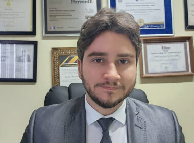 André Charone é contador, professor universitário, Mestre em Negócios Internacionais