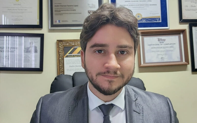 André Charone é contador, professor universitário, Mestre em Negócios Internacionais