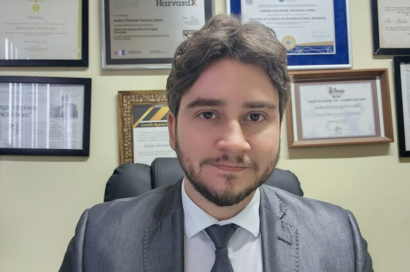 André Charone é contador, professor universitário, Mestre em Negócios Internacionais