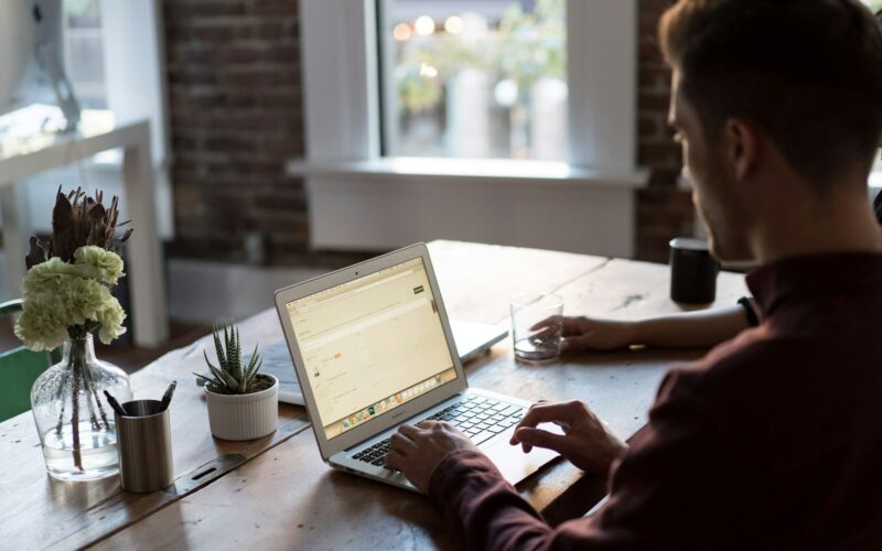 Especialista explica como chamar a atenção dos recrutadores nas plataformas digitais/ Foto: Unsplash