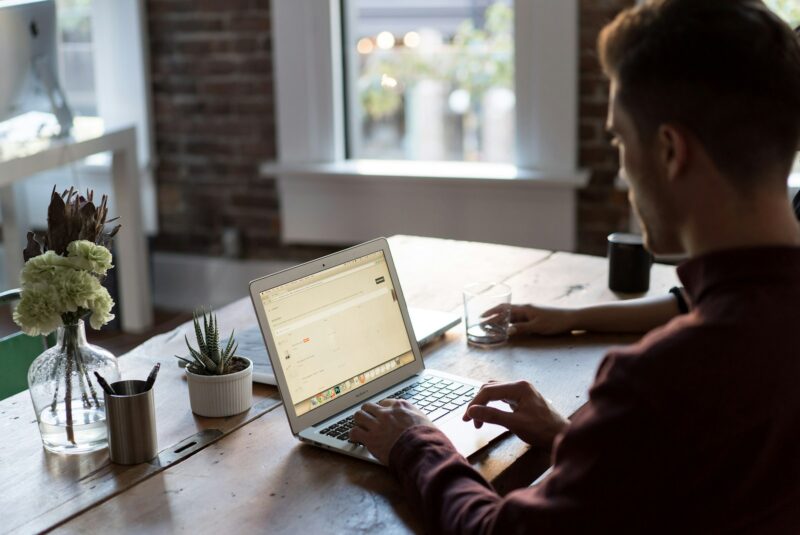Lojacorr lança curso gratuito de capacitação para corretores de seguros/ Foto: Unsplash