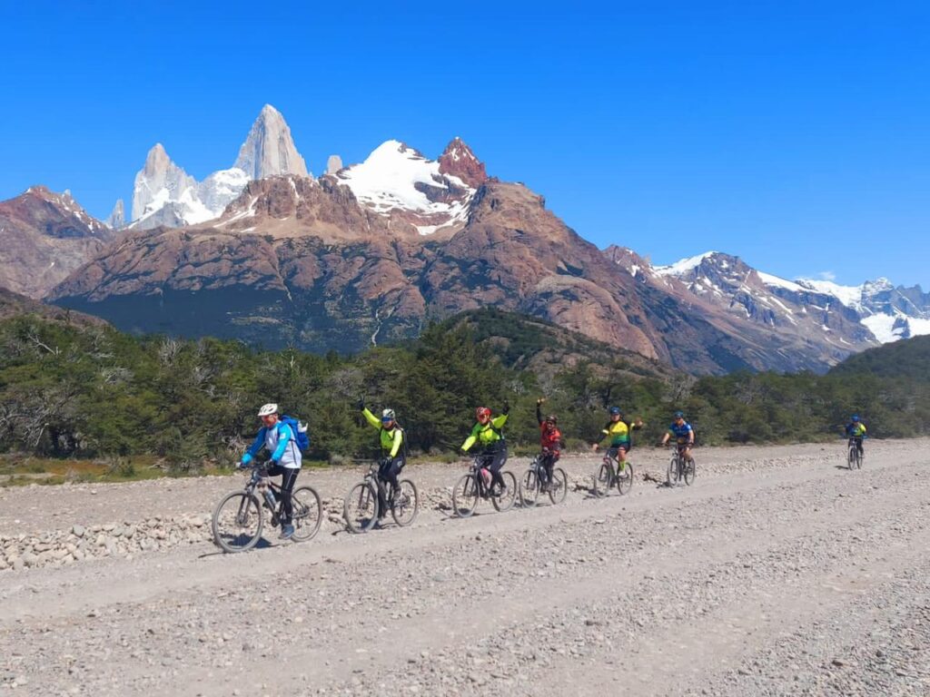 Luiz Morales puxando a fila de ciclistas na Patagônia/ Foto: Divulgação