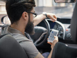 Cidadão que usa celular no trânsito pode cometer três tipos de infração / Foto: Freepik