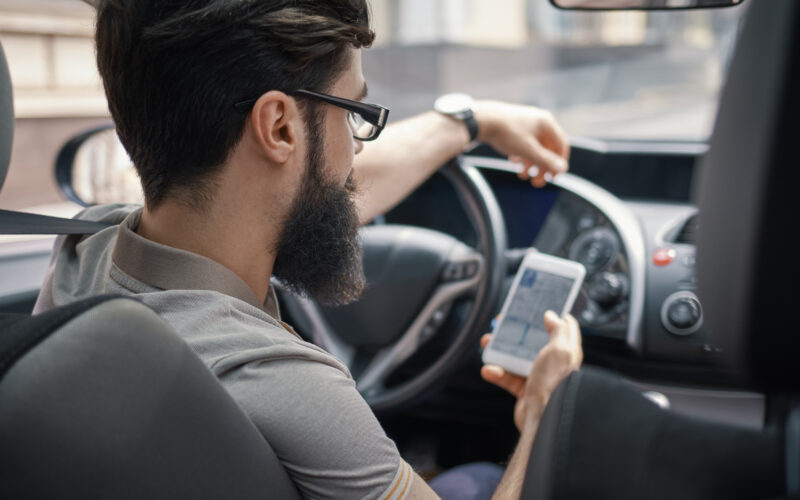 Cidadão que usa celular no trânsito pode cometer três tipos de infração / Foto: Freepik
