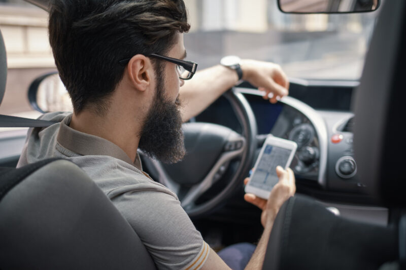 Cidadão que usa celular no trânsito pode cometer três tipos de infração / Foto: Freepik