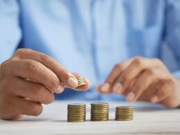 Estresse financeiro: Empresas podem ajudar os colaboradores com as contas do início do ano/ Foto: Unsplash