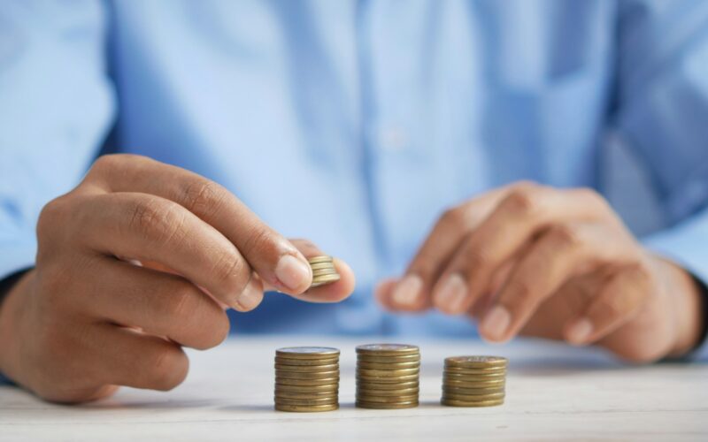 Estresse financeiro: Empresas podem ajudar os colaboradores com as contas do início do ano/ Foto: Unsplash
