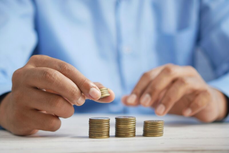 Estresse financeiro: Empresas podem ajudar os colaboradores com as contas do início do ano/ Foto: Unsplash