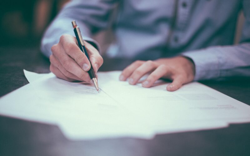 Segurados receberam quase R$ 14 bilhões entre janeiro e novembro de 2023/ Foto: Unsplash