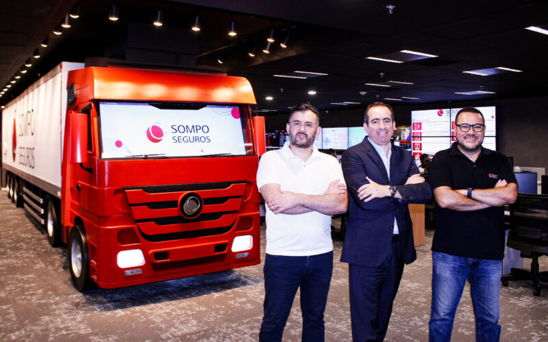 (da esq. para direita) Vanderson Santos Gomes, Adailton Dias e Adriano Yonamine, na nova Central de Monitoramento da Sompo Seguros/ Foto: Divulgação