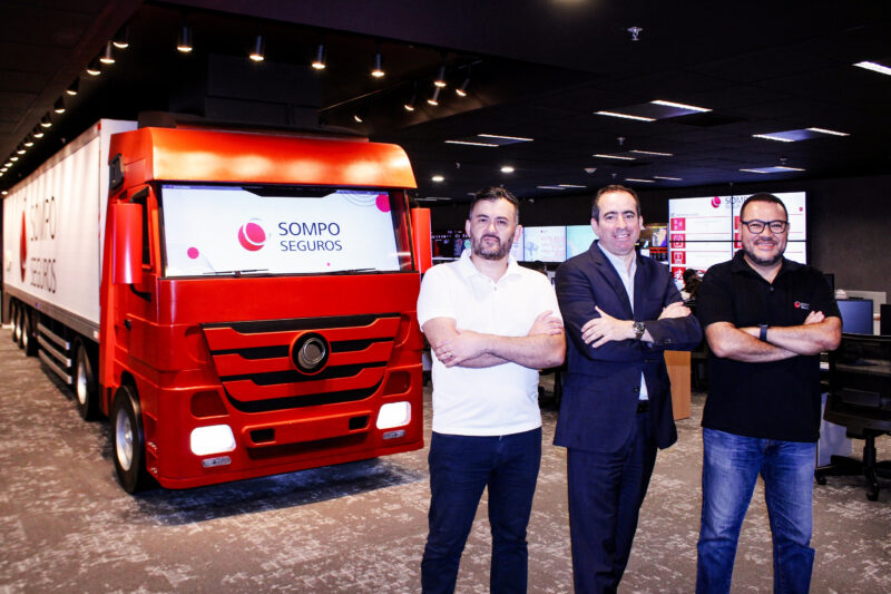 (da esq. para direita) Vanderson Santos Gomes, Adailton Dias e Adriano Yonamine, na nova Central de Monitoramento da Sompo Seguros/ Foto: Divulgação