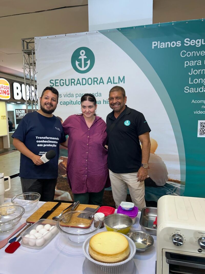 William Anthony (CEO do Universo do Seguro), Izabel Alvez, (vencedora do Masterchef Brasil) e Alexandre Dominguez (CEO da Seguradora ALM) / Foto: Divulgação