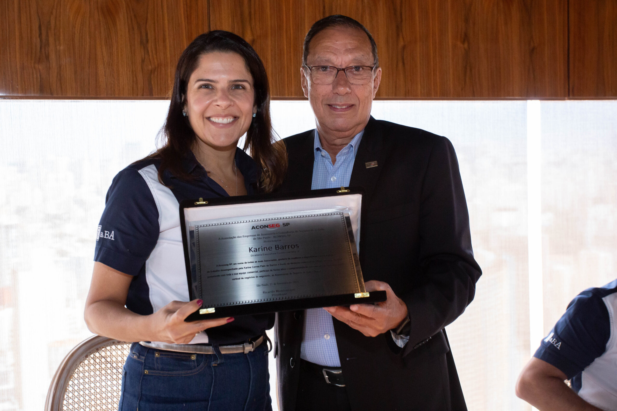 Karine recebe placa de Montenegro / Foto: Divulgação