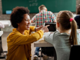 Como a tecnologia impacta o atendimento ao aluno na volta às aulas/ Foto: Freepik