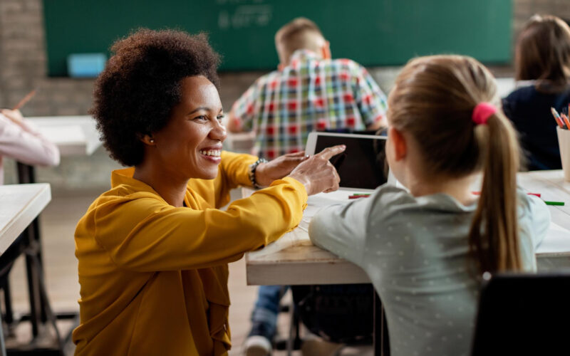 Como a tecnologia impacta o atendimento ao aluno na volta às aulas/ Foto: Freepik