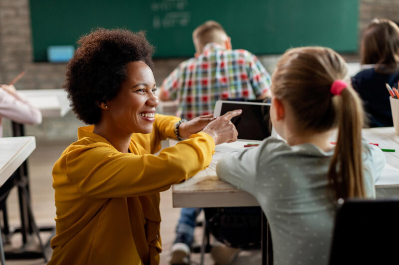 Como a tecnologia impacta o atendimento ao aluno na volta às aulas/ Foto: Freepik