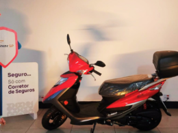 O Sincor-SP acaba de lançar premiações especiais para os corretores de seguros associados. Os profissionais vão concorrer a uma scooter e a inscrições para o Conec 2025. A iniciativa buscar incentivar o associativismo e valorizar os corretores que fazem parte da entidade. Na Campanha Associativa Premiada 2024, os corretores que optarem pelo pagamento anual da Contribuição Associativa vão concorrer a uma scooter e ainda é possível parcelar o valor em até 12x no cartão. Os associados que já pagam desta forma ou que ingressarem no Sincor-SP nesta condição concorrem automaticamente. A campanha vai até o dia 30 de junho de 2024 e o ganhador será anunciado no SincorCAST de julho. Para mudar a forma de pagamento, basta entrar em contato com as Regionais do Sincor-SP. E já é possível garantir a vaga no congresso mais aguardado pelos corretores de seguros. Até o final do ano, terão premiações mensais de ingressos para o Conec 2025 durante o SincorCAST. A cada programa serão premiadas duas inscrições para o evento: o corretor que ganhar a inscrição poderá levar um acompanhante (não contempla hospedagem e transporte). Para concorrer os associados devem gerar, mensalmente, o Número da Sorte pelo aplicativo Sincor Digital. “Com essas campanhas queremos valorizar, ainda mais, os corretores que acreditam na representatividade do Sincor-SP e mantém essa estrutura funcionando para defesa da profissão. Nós estamos aqui para defender a nossa classe, mas também para oferecer benefícios aos associados”, conclui o presidente do Sincor-SP, Boris Ber.