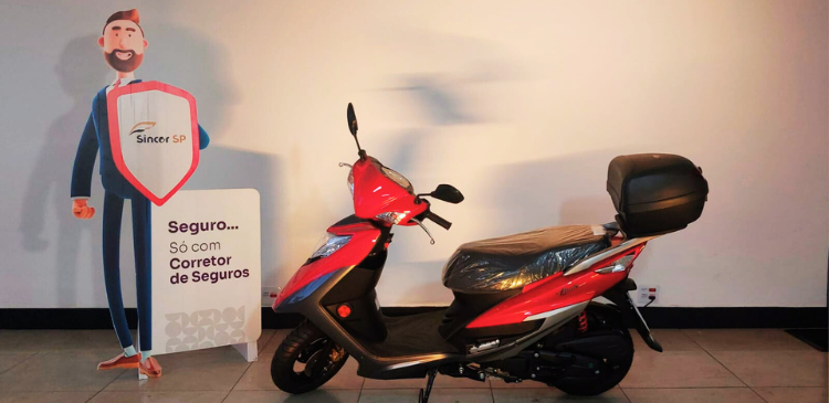 O Sincor-SP acaba de lançar premiações especiais para os corretores de seguros associados. Os profissionais vão concorrer a uma scooter e a inscrições para o Conec 2025. A iniciativa buscar incentivar o associativismo e valorizar os corretores que fazem parte da entidade. Na Campanha Associativa Premiada 2024, os corretores que optarem pelo pagamento anual da Contribuição Associativa vão concorrer a uma scooter e ainda é possível parcelar o valor em até 12x no cartão. Os associados que já pagam desta forma ou que ingressarem no Sincor-SP nesta condição concorrem automaticamente. A campanha vai até o dia 30 de junho de 2024 e o ganhador será anunciado no SincorCAST de julho. Para mudar a forma de pagamento, basta entrar em contato com as Regionais do Sincor-SP. E já é possível garantir a vaga no congresso mais aguardado pelos corretores de seguros. Até o final do ano, terão premiações mensais de ingressos para o Conec 2025 durante o SincorCAST. A cada programa serão premiadas duas inscrições para o evento: o corretor que ganhar a inscrição poderá levar um acompanhante (não contempla hospedagem e transporte). Para concorrer os associados devem gerar, mensalmente, o Número da Sorte pelo aplicativo Sincor Digital. “Com essas campanhas queremos valorizar, ainda mais, os corretores que acreditam na representatividade do Sincor-SP e mantém essa estrutura funcionando para defesa da profissão. Nós estamos aqui para defender a nossa classe, mas também para oferecer benefícios aos associados”, conclui o presidente do Sincor-SP, Boris Ber.