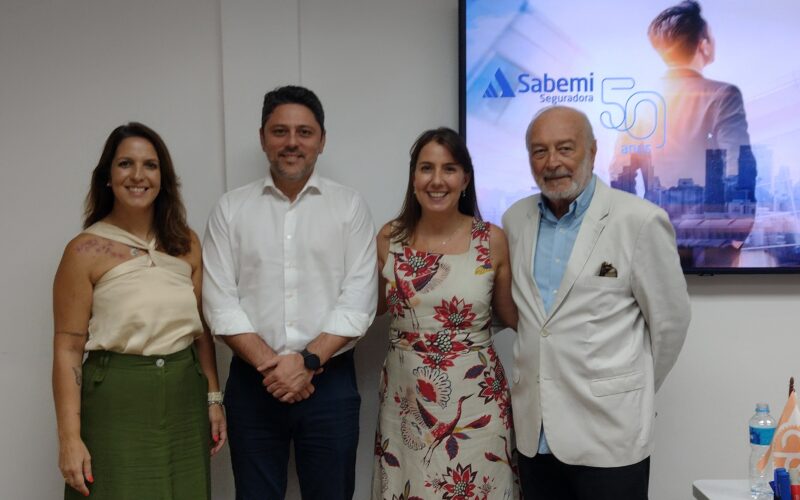 Da esquerda para a direita: Da Sabemi Seguradora, Janaina de Almeida Serra, Gerente Nacional Varejo; Thiago Muniz Schmidt, Gerente Nacional Afinidades; Cristina Albaini, Executivo Comercial de Seguros de Pessoas RJ; e Enio Miraglia, Diretor Social do CVG-RJ / Foto: Divulgação