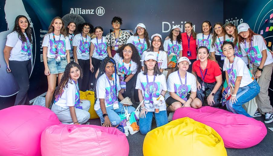 Colaboradoras da Allianz Seguros e participantes no Girls on Track. Crédito: Ayumi Yamamoto