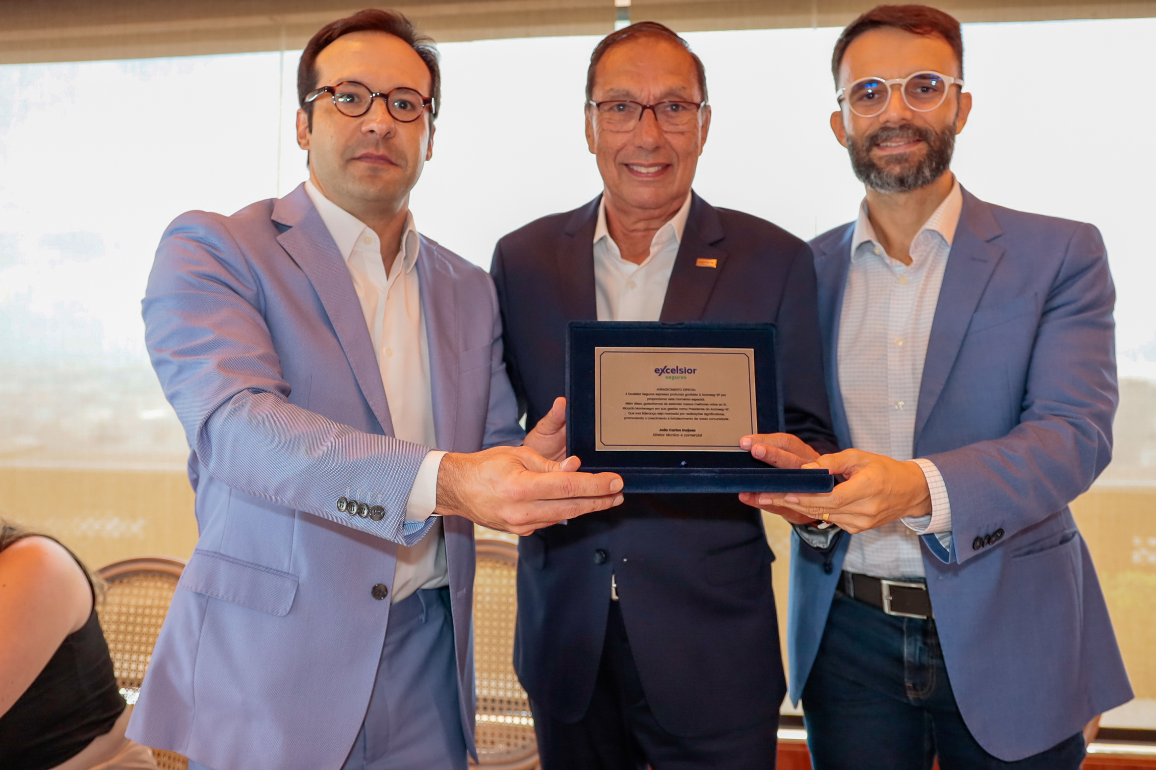 Joao Carlos Inojosa (esq.), Ricardo Montenegro recebe placa da Excelsior e Anderson Peixoto / Foto: Kaoe Silva / Divulgação