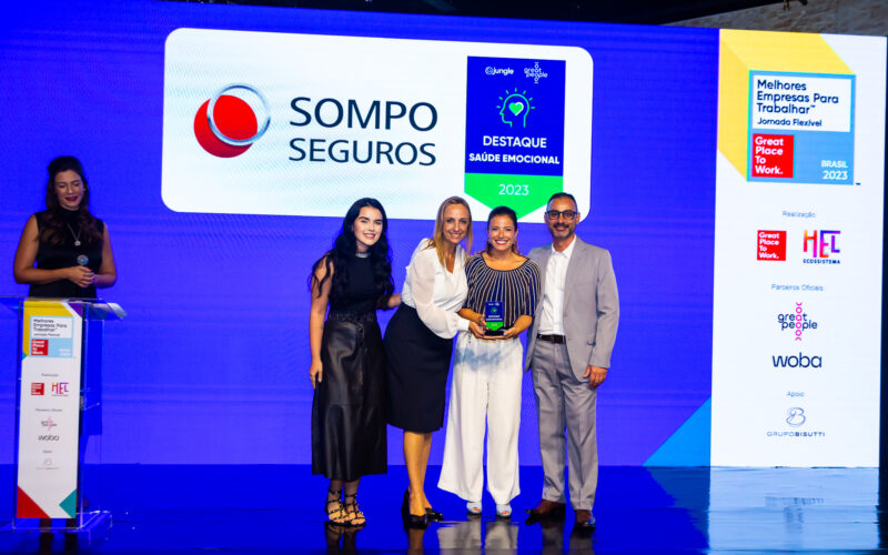 Roberta Caravieri (2º esq.) recebe a premiação do GPTW como Destaque Saude Emocional 2023 junto com representantes da equipe de RH da Sompo / Foto: Divulgação