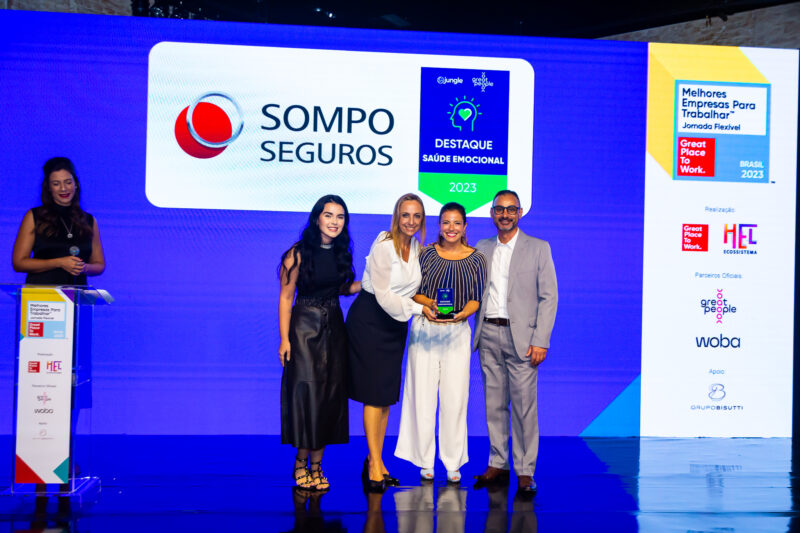 Roberta Caravieri (2º esq.) recebe a premiação do GPTW como Destaque Saude Emocional 2023 junto com representantes da equipe de RH da Sompo / Foto: Divulgação