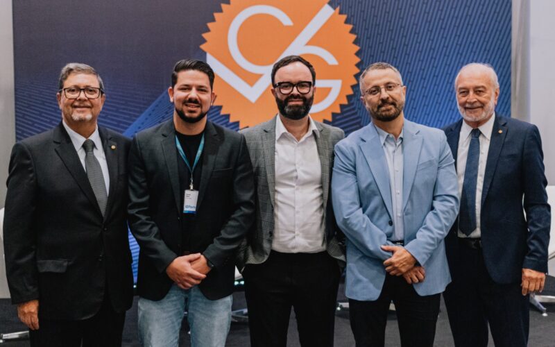 Da esquerda para direita: Edson Calheiros, presidente do CVG-RJ; Ronei Silva, Gerente de Sinistros da Porto Saúde; Douglas Soares, Coordenador da Auditoria de Fraudes na SulAmérica; Cesar Cardim, Superintendente de Regulação da FenaSaúde e Ênio Miraglia, Diretor Social do CVG-RJ / Foto: Mths.photo / Divulgação